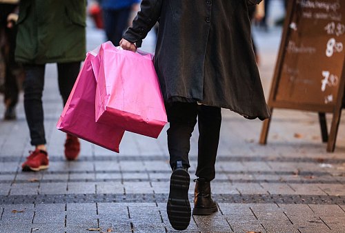 Impulskauf getätigt? Solche Dinge können den eigenen Geldbeutel über das Jahr hinweg stark belasten. - © Oliver Berg/dpa/dpa-tmn