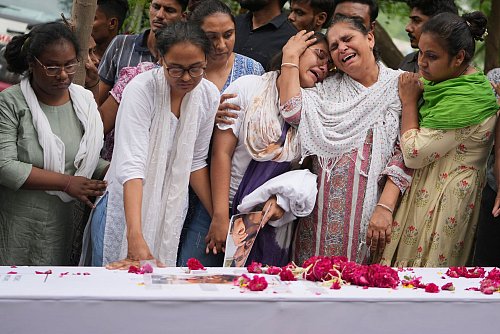 Familienmitglieder eines Opfers trauern bei seiner Beisetzung. (Archivbild) - © Ajit Solanki/AP/dpa