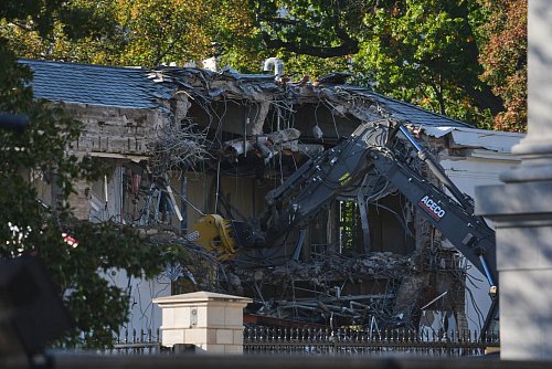 Abrissarbeiten am Ostflügel des Weißen Hauses. - © Evan Vucci/AP/dpa