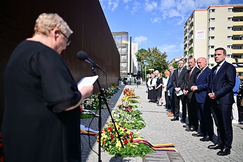 Die SED-Opferbeauftragte Evelyn Zupke erinnerte daran, dass Freiheit und Demokratie nicht selbstverständlich sind. - © Sebastian Christoph Gollnow/dpa