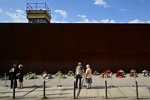 Heute ist an der Bernauer Straße die Atmosphäre an der Berliner Mauer noch zu erahnen. - © Sebastian Christoph Gollnow/dpa