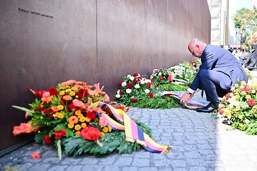 Am 13. August 1961 begann der Bau der Berliner Mauer. Der Regierende Bürgermeister Wegner legte einen Kranz zur Erinnerung nieder. - © Sebastian Christoph Gollnow/dpa
