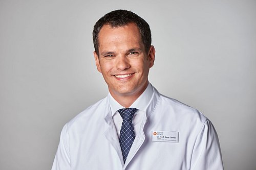 Dr. Lars Löhrer, Chefarzt Wirbelsäulenzentrum Rhein-Ruhr, Schön Klinik Düsseldorf - © Lars Langemeier/Schön Klinik Düsseldorf/dpa-tmn