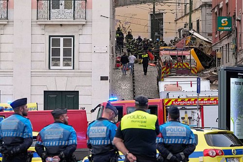 Zeugen sprachen von einem lauten Knall. - © Armando Franca/AP/dpa
