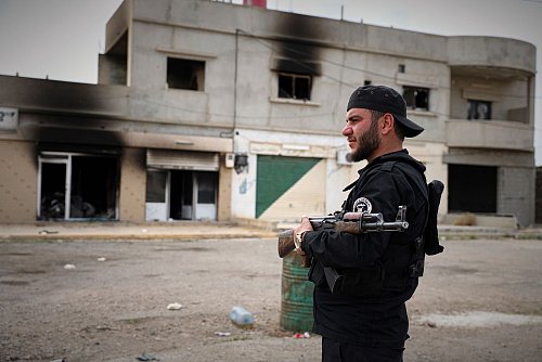Bei den Kämpfen zwischen sunnitischen Milizen und drusischen Bewaffneten kamen bislang über 100 Menschen ums Leben. - © Omar Albam/AP/dpa