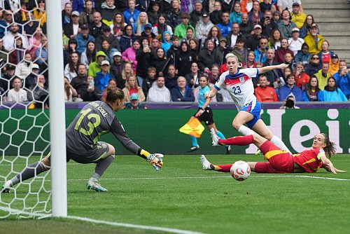 Englands Mittelstürmerin Alessia Russo schießt vorbei. - © Martin Meissner/AP/dpa