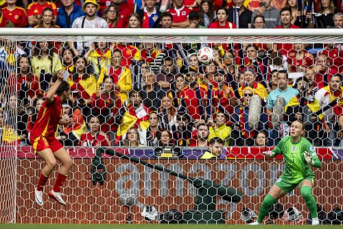 Kopfball von Mariona Caldentey zum 1:0 für Spanien. - © Michael Buholzer/KEYSTONE/dpa