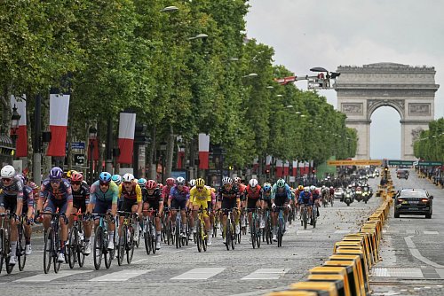 Tadej Pogacar im Gelben Trikot bei der Tour de France. - © Thibault Camus/AP/dpa