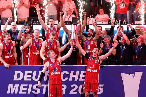 Die Bayern-Basketballer jubeln über den Meistertitel. - © Matthias Stickel/dpa