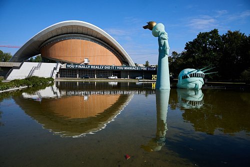 «Planet der Affen» oder Böhmermann-Ausstellung? Die New Yorker Freiheitsstatue scheint am Haus der Kulturen der Welt versenkt zu sein. - © Annette Riedl/dpa