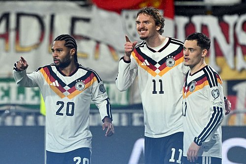 Nick Woltemade (Mitte) jubelt über eines seiner Tore. - © Federico Gambarini/dpa