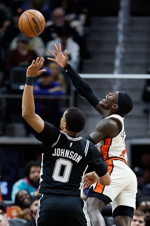 Dennis Schröder hat mit den Pistons nun vier Siege aus fünf Partien geholt. - © Duane Burleson/AP/dpa