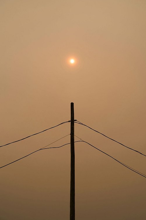 Rauch verdeckt die Sonne, während Waldbrände im Norden Manitobas wüten. - © David Lipnowski/The Canadian Press/AP/dpa