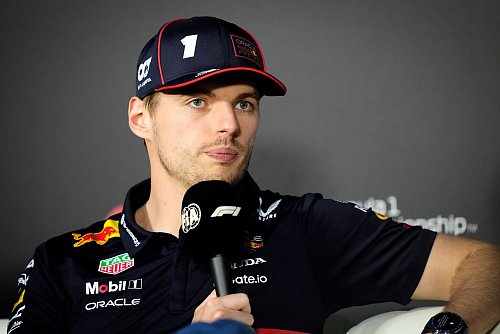 Angesprochen auf die entscheidende Szene, verkneift sich Verstappen einen Kommentar. - © Darko Bandic/AP/dpa
