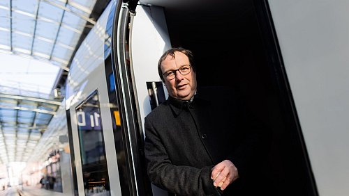 «Das kann man sich ja überhaupt nicht ausmalen», sagt NRW-Verkehrsminister Oliver Krischer zu den Vorgängen rund um das neue Stellwerk am Kölner Hauptbahnhof. (Archivbild) - © Rolf Vennenbernd/dpa