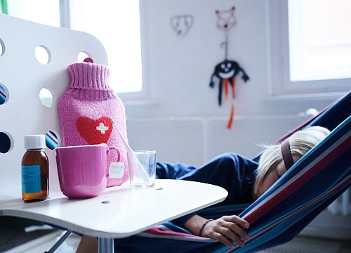 Kuscheleinheiten, Ruhe und warmer Tee: Das tut kranken Kindern gut. - © Annette Riedl/dpa/dpa-tmn