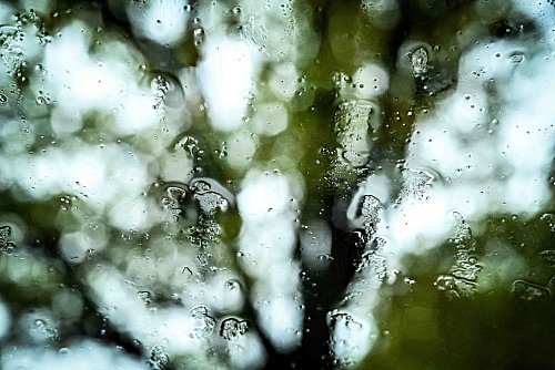 Herbststurm «Joshua» bringt auch immer wieder Regen mit sich. - © Swen Pförtner/dpa