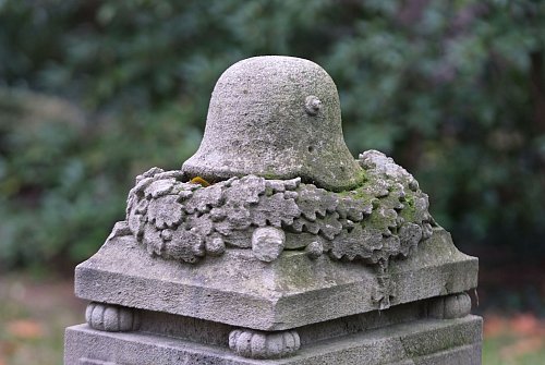Die zentrale Gedenkstunde zum Volkstrauertag in NRW fand in diesem Jahr in Marienmünster im Kreis Höxter statt. (Archivbild) - © Sebastian Willnow/dpa