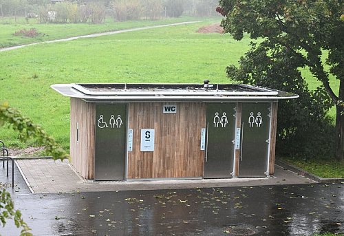 Das WC soll auch Anwohner vor unliebsamen Hinterlassenschaften schützen. - © Bernd Weißbrod/dpa