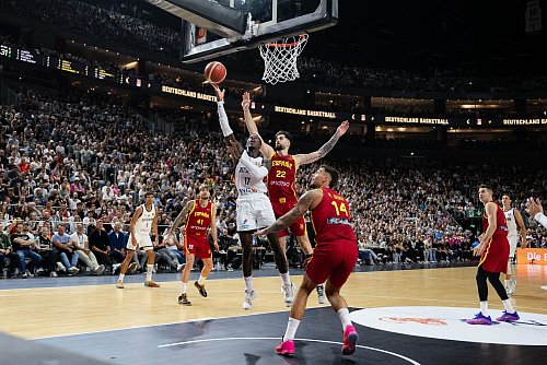 Nimmt Tempo auf: Spielmacher Schröder. - © Marius Becker/dpa