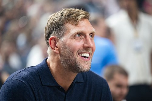 Auf den Zuschauerrängen: Dirk Nowitzki. - © Marius Becker/dpa