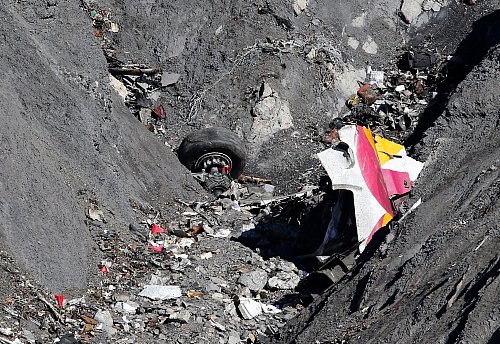 Unzählbar viele Fragmente liegen an der Absturzstelle in den französischen Alpen verteilt. Es dauert viele Wochen, bis Experten persönliche Gegenstände und menschliche Überreste aus dem Trümmerfeld bergen können. (Archivbild) - © picture alliance / dpa