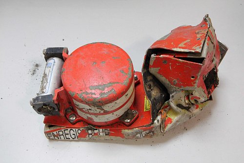 Der Voicerekorder, der alle Geräusche im Cockpit aufgezeichnet hat, wird kurz nach dem Absturz geborgen. Die Daten darauf haben den Aufprall unbeschadet überstanden. (Archivbild) - © Bea/Handout/BEA, FRENCH AVIATION AUTHORITY/epa/dpa