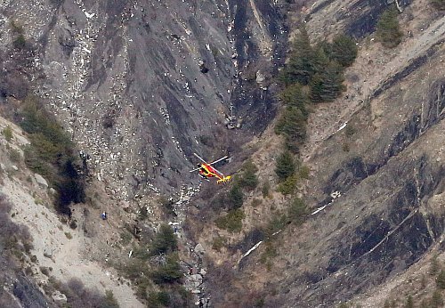 Die ersten Rettungskräfte kommen nach dem Absturz zunächst nur aus der Luft an das abgelegene Bergmassiv heran. (Archivbild) - © picture alliance / dpa
