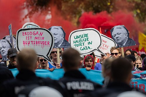 Rund 230 Demonstranten demonstrieren in Meerbusch bei Düsseldorf gegen Rüstungskonzern Rheinmetall - © Rolf Vennenbernd/dpa