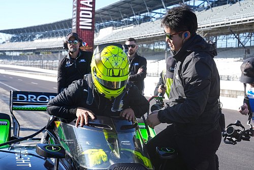 Mick Schumacher steigt ins Cockpit seines Wagens ein. - © Michael Conroy/AP/dpa