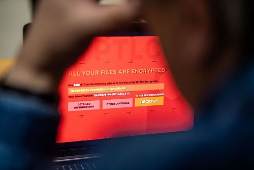 Bei Angriffen mit Ransomware werden Daten verschlüsselt, und die Hacker verlangen Geld für die Freigabe. (Symbolbild) - © Lino Mirgeler/dpa