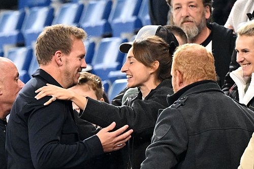 Julian Nagelsmann umarmt seine Lebensgefährtin nach dem Sieg gegen Luxemburg. - © Federico Gambarini/dpa