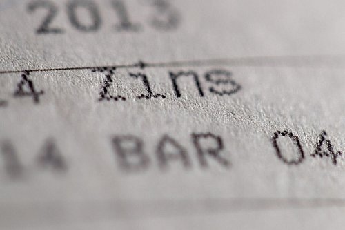 Festgeld und Tagesgeld bringen wieder weniger ein. (Symbolbild) - © Daniel Karmann/dpa