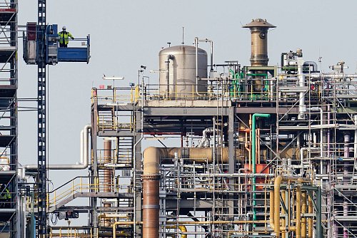 Die deutsche Chemieindustrie erwartet nur ein leichtes Produktionsplus 2025 (Archivbild) - © Uwe Anspach/dpa