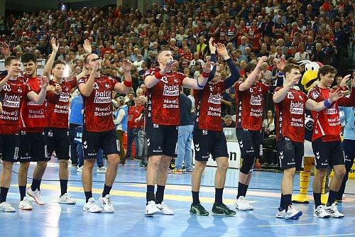 Die Flensburger Spieler bejubeln den Derby-Sieg. - © Michael Hundt/dpa