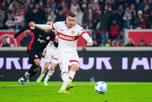 Ermedin Demirovic verschießt einen Strafstoß. - © Tom Weller/dpa
