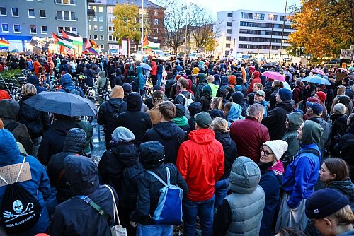 Empörte Bürger nehmen an einer Protestaktionen nach den Aussagen von Bundeskanzler Merz zu Stadtbild und Migration teil. - © Alex Talash/dpa