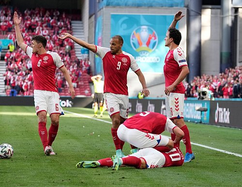 Emotionale Szene für Hjulmand als Nationaltrainer Dänemarks vor vier Jahren bei der EM: Der Herzstillstand von Christian Eriksen - © Martin Meissner/AP Pool/dpa