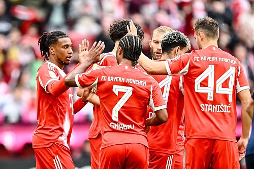 Michael Olise (links) traf gegen Lyon doppelt. - © Harry Langer/dpa