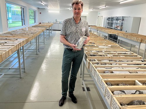 Projektleiter Ingo Schäfer präsentiert Bohrkerne der Krefelder Foschungsbohrung. - © Volker Danisch/dpa
