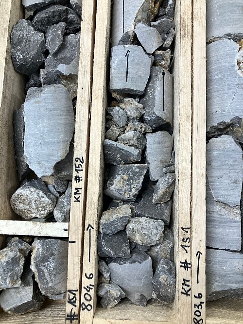 In Holzkisten stecken wertvolle Bohrkerne der Krefelder Forschungsbohrung zu Erdwärme. - © Volker Danisch/dpa