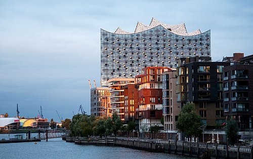 Hamburg kommt in einer Umfrage der Freien Universität im «Tagesspiegel» über die gegenseitige Sympathie der Bundesländer auf den ersten Platz (Archivbild). - © Daniel Bockwoldt/dpa