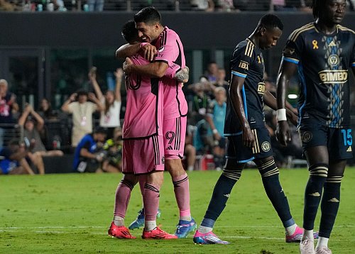 Luis Suárez bedankt sich bei Lionel Messi (l) für die Vorlage zum 3:1. - © Marta Lavandier/AP/dpa