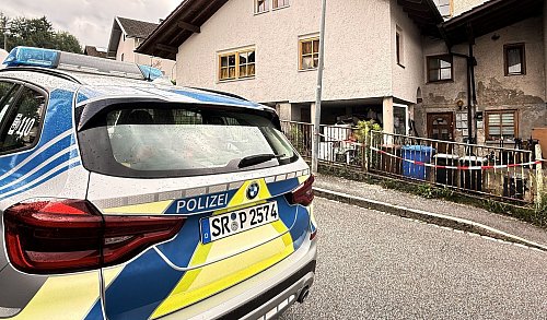 Das optisch heruntergekommene Haus ist in der Nachbarschaft als «Problemhaus» bekannt. - © Christine Vincon/dpa