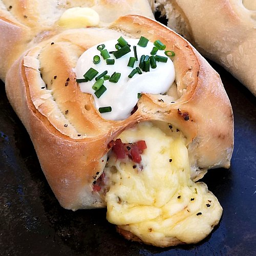 Schön viel Käse im Innern: Die Macher von «Handbrotzeit» setzen vor allem auf eine Schinken-Gouda-Füllung. - © Handbrotzeit/dpa-tmn