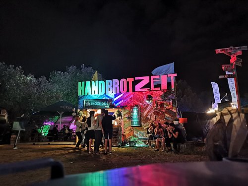 Die Foodtrailer von «Handbrotzeit» verkaufen den beliebten Snack auf Festivals und Märkten. - © Handbrotzeit/dpa-tmn