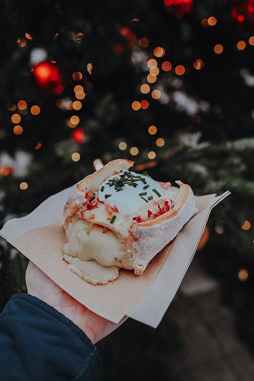 Auf Weihnachtsmärkten sind Handbrote inzwischen eine beliebte Alternative zur Bratwurst. - © Handbrotzeit/dpa-tmn