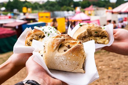 Frisch hergestellt, handlich und sättigend: Handbrot ist das perfekte Festival-Food. - © Handbrotzeit/dpa-tmn