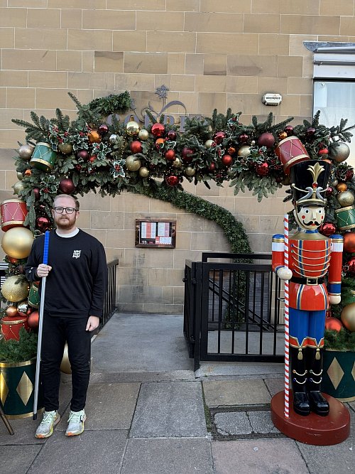 Übrig ist nur noch Nelson: Eine Bar in Schottland vermisst ihren Nussknacker. - © Copper Blossom/Signature Group/PA Media/dpa