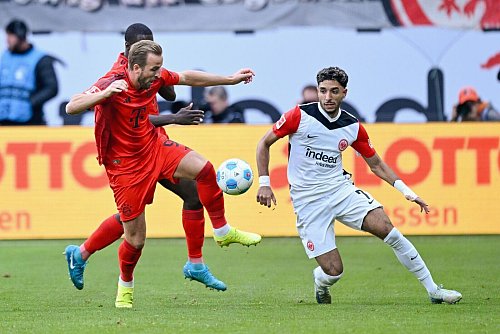 Omar Marmoush sicherte Eintracht Frankfurt mit zwei Toren einen Punkt gegen Bayern München. - © Uwe Anspach/dpa